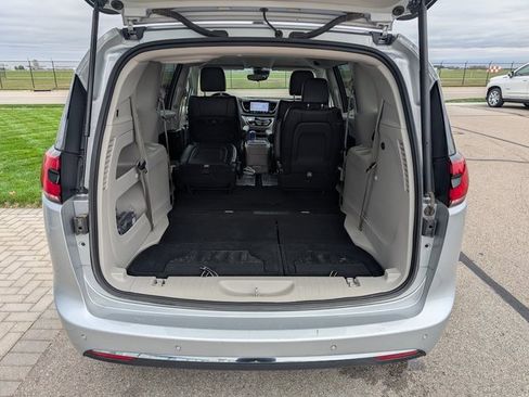 Used 2023 Chrysler Pacifica Touring-L image 7