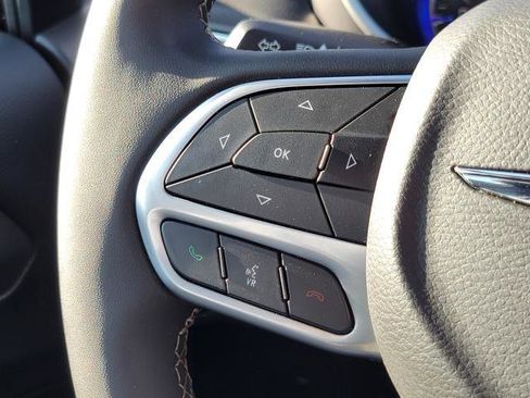 Used 2025 Chrysler Pacifica Select FWD image 13