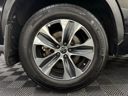 Used 2024 Toyota Highlander XLE AWD/4WD image 9