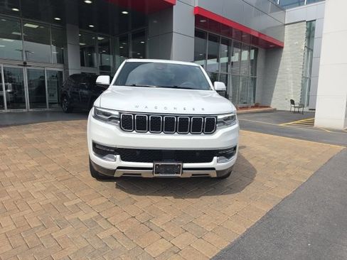 Used 2022 Jeep Wagoneer Series III w/ Premium Group I AWD/4WD image 2
