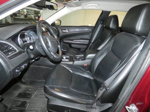 Used 2017 Chrysler 300 Limited image 9