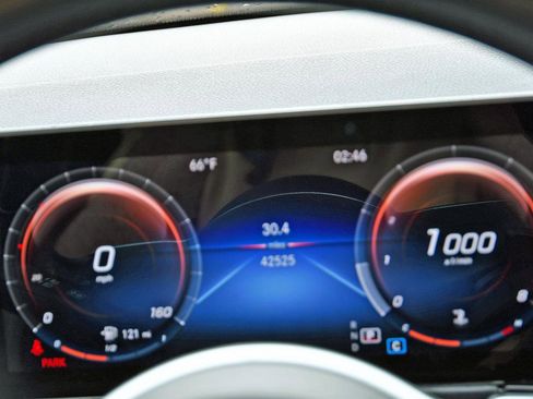 Used 2022 Mercedes-Benz GLB 250 w/ Premium Package image 11
