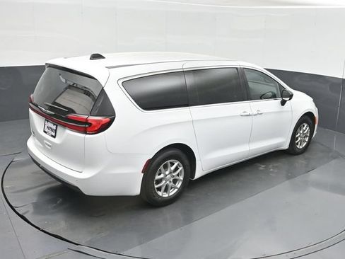 Used 2026 Chrysler Pacifica Select FWD image 38