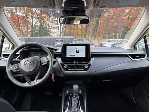 Used 2025 Toyota Corolla LE image 31