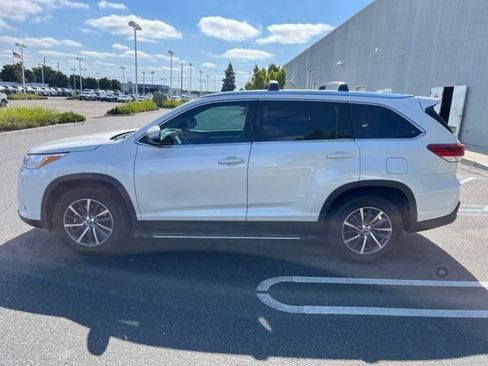 Used 2019 Toyota Highlander XLE w/ Carpet Mat Package (TMS) FWD image 9