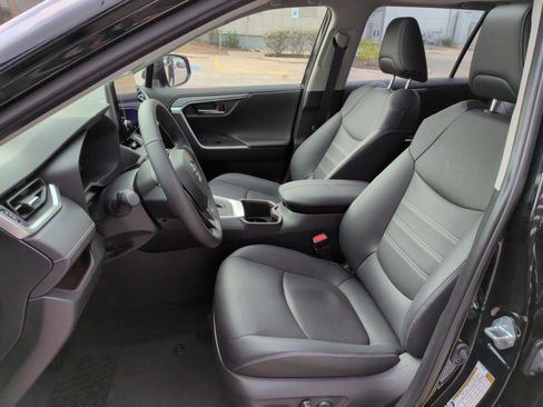 Used 2025 Toyota RAV4 Limited image 17