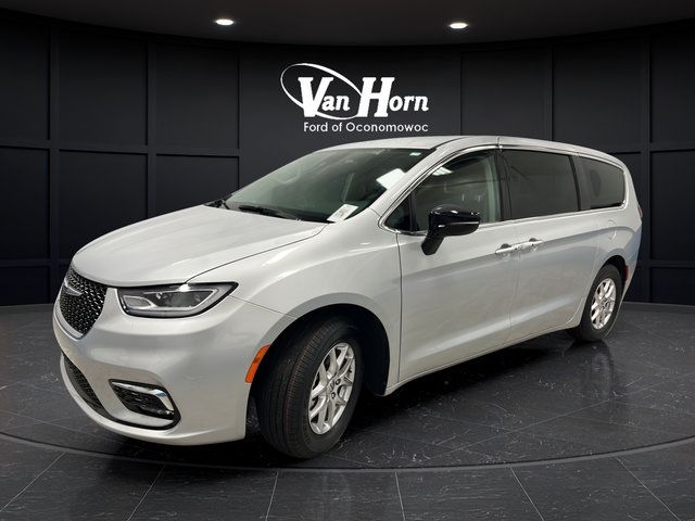 Used 2024 Chrysler Pacifica Touring-L FWD image 3