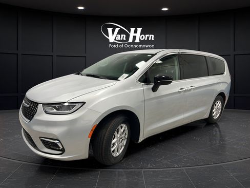 Used 2024 Chrysler Pacifica Touring-L FWD image 3