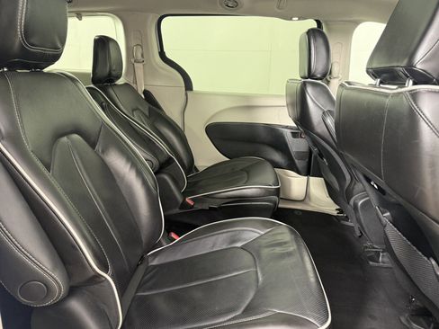 Used 2023 Chrysler Pacifica Limited image 14