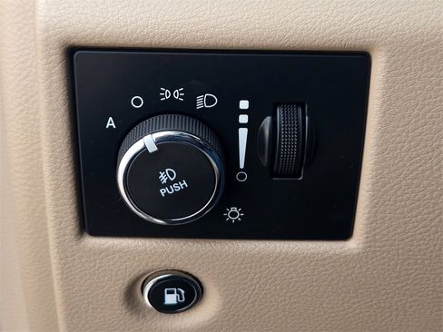 Used 2017 Jeep Grand Cherokee Limited image 24