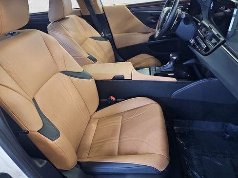 Certified 2025 Lexus ES 300h Ultra Luxury w/ Accessory Package (Z2) image 10