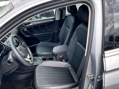 Used 2023 Volkswagen Tiguan SE w/ Panoramic Sunroof Package FWD image 23
