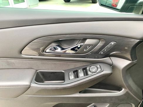 Used 2023 Chevrolet Traverse High Country FWD image 12