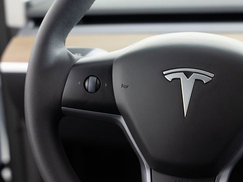 Used 2023 Tesla Model Y Long Range image 32