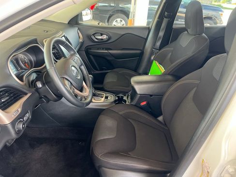 Used 2016 Jeep Cherokee Latitude w/ Cold Weather Group AWD/4WD image 4