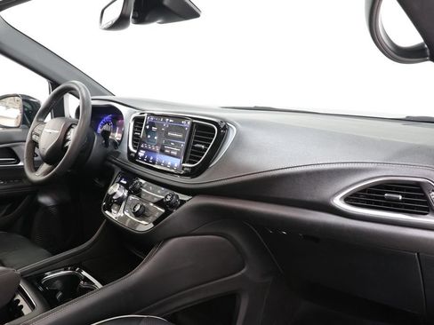Used 2025 Chrysler Pacifica Limited FWD image 17