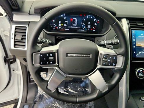 Used 2025 Land Rover Discovery Dynamic SE AWD/4WD image 14