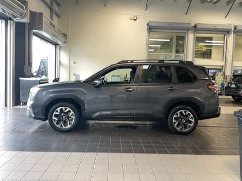 Used 2025 Subaru Forester Premium AWD/4WD image 4