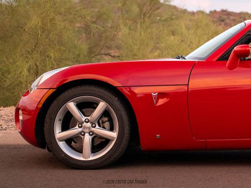 Used 2009 Pontiac Solstice Coupe RWD image 2
