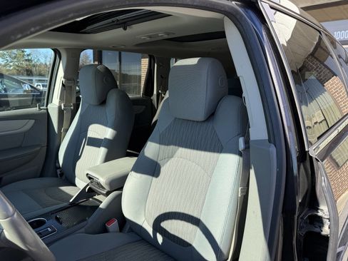 Used 2017 Chevrolet Traverse LT w/ Style and Technology Package image 16