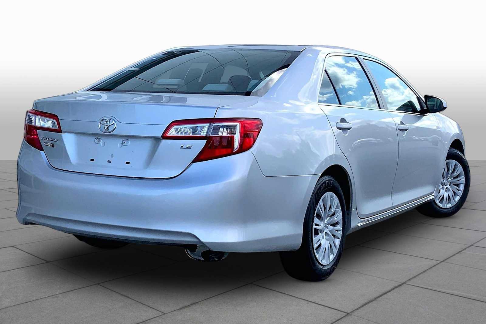 Used 2012 Toyota Camry LE FWD image 12