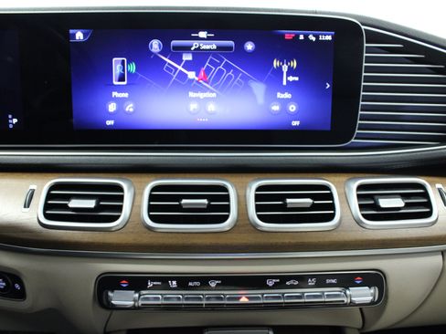 Used 2024 Mercedes-Benz GLS 450 4MATIC image 23