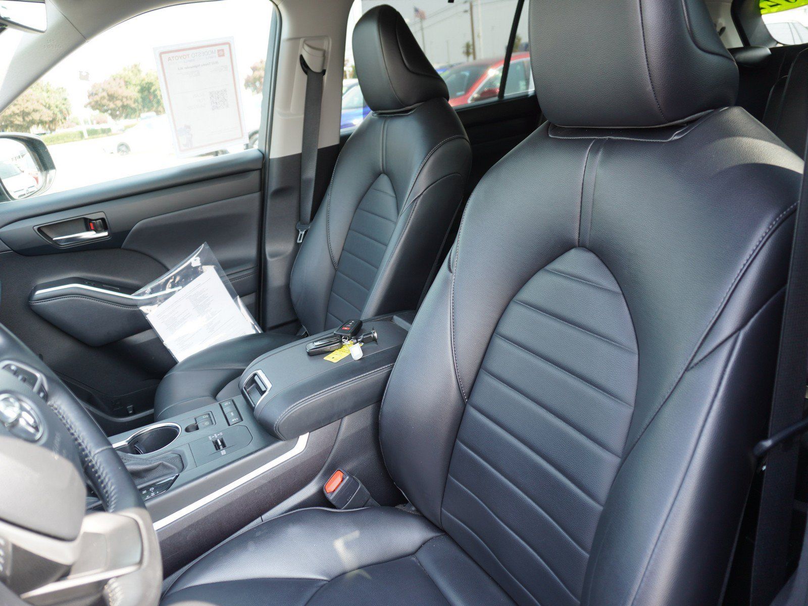 Used 2022 Toyota Highlander XLE FWD image 24