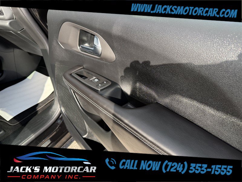 Used 2027 Chrysler Pacifica Limited FWD image 22
