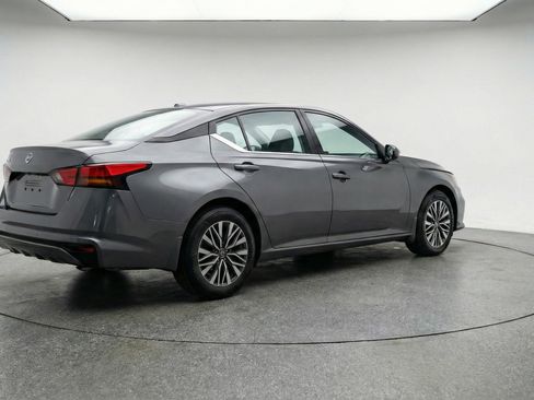 Used 2025 Nissan Altima 2.5 SV image 9