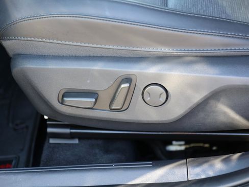 Used 2024 Kia Niro SX Touring image 19