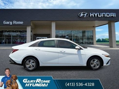 Certified 2025 Hyundai Elantra SE FWD image 9