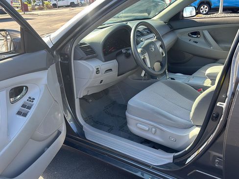 Used 2011 Toyota Camry LE image 2