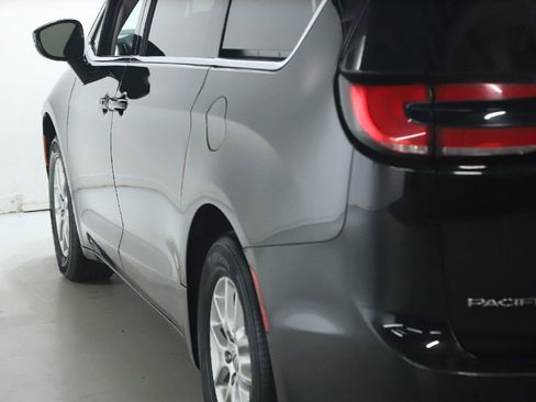 Used 2024 Chrysler Pacifica Touring-L FWD image 39