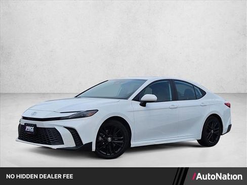 Used 2025 Toyota Camry SE FWD image 1