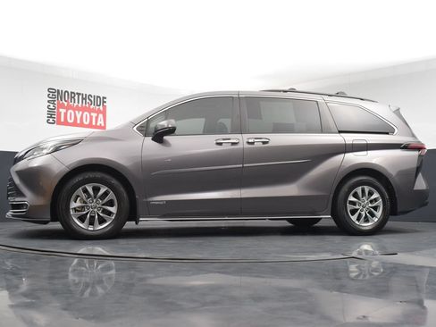 Used 2021 Toyota Sienna XLE FWD image 29