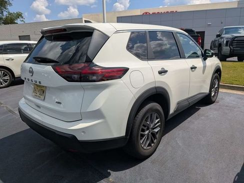 Used 2024 Nissan Rogue S AWD/4WD image 3