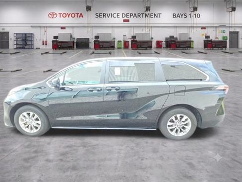 Used 2025 Toyota Sienna LE FWD image 5