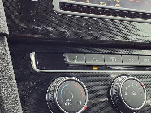 Used 2017 Volkswagen Golf S image 4