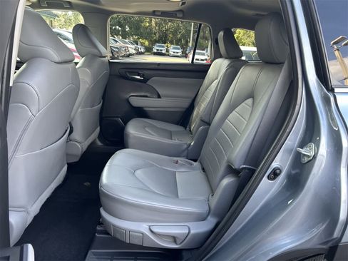 Used 2023 Toyota Highlander L image 13