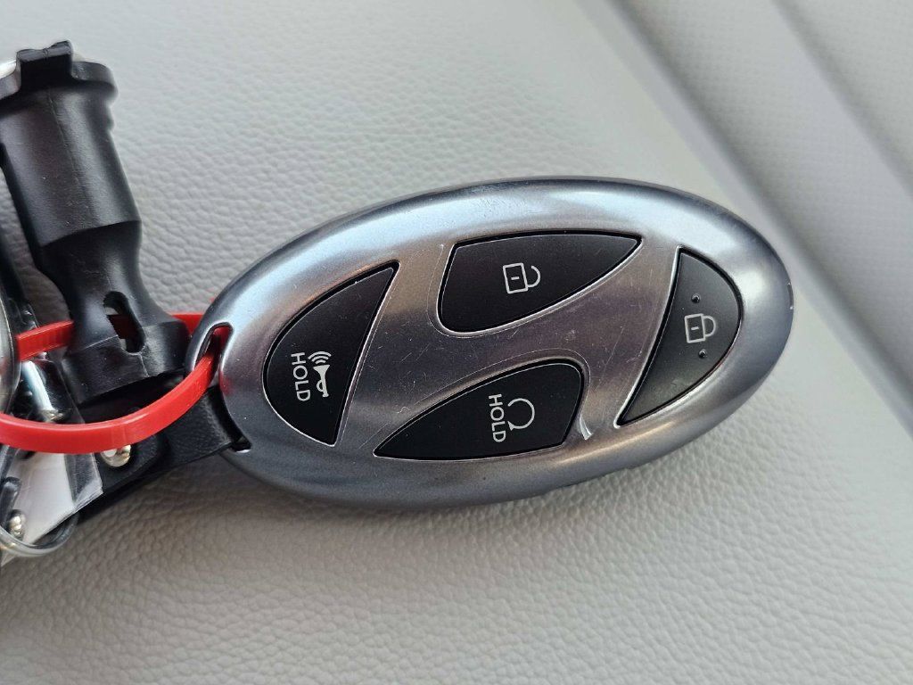 Used 2025 Hyundai Elantra Limited FWD image 32