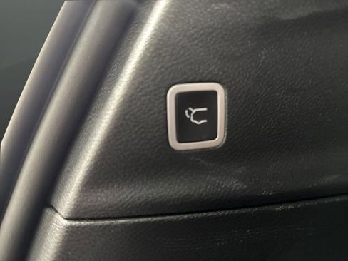 Used 2025 Chrysler Pacifica Limited image 16