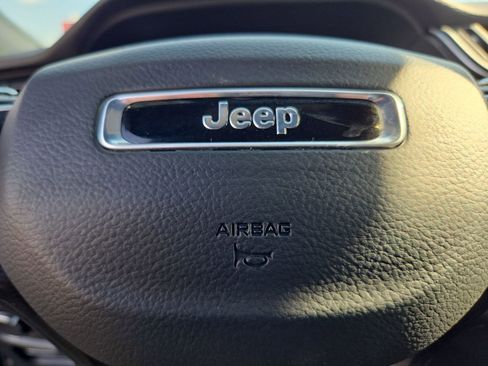 Used 2025 Jeep Grand Cherokee Laredo RWD image 20