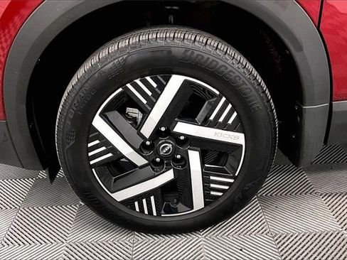 Used 2025 Nissan Kicks SV image 9