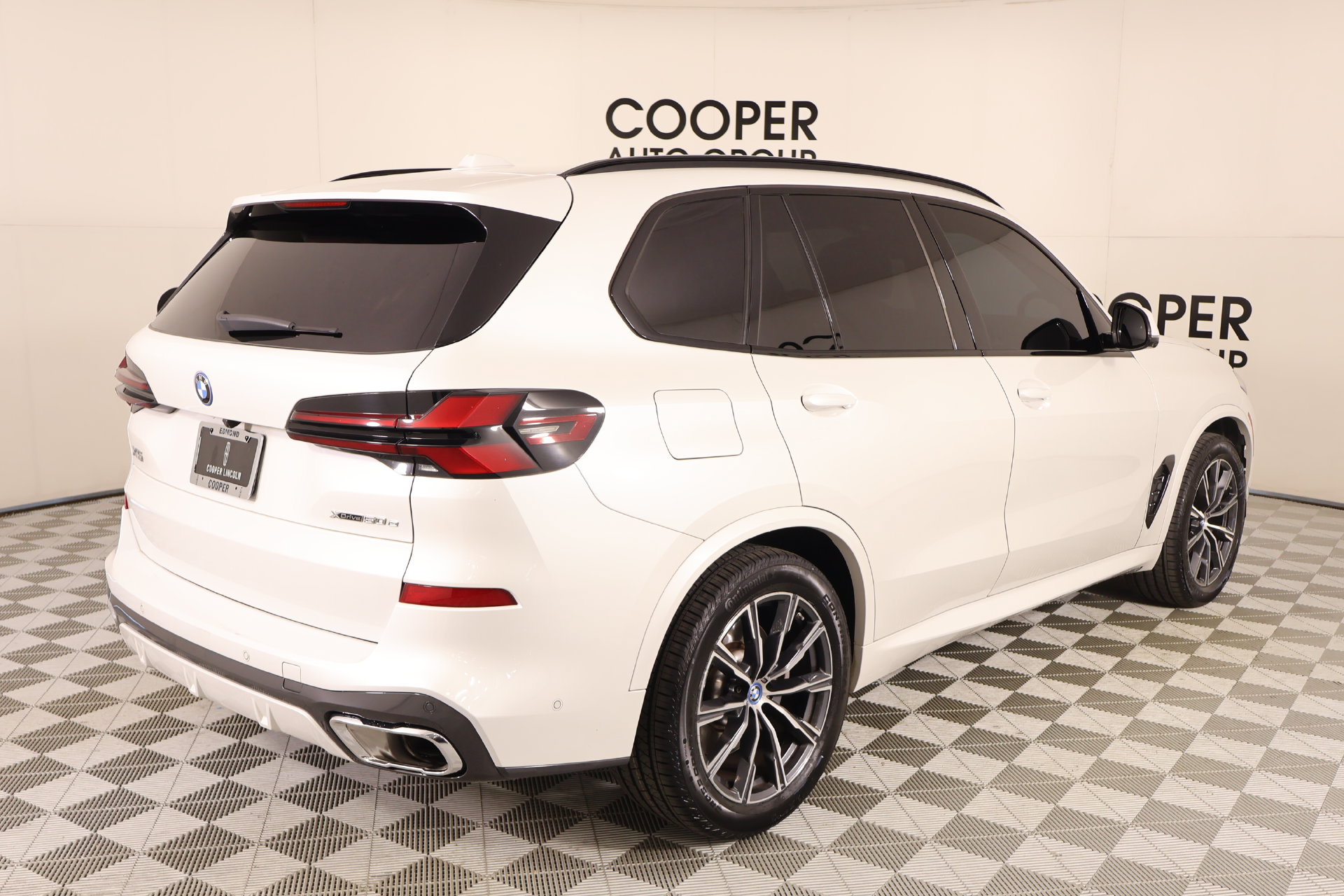 Used 2024 BMW X5 xDrive50e w/ M Sport Package AWD/4WD image 22