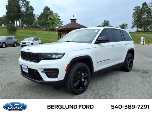 Used 2024 Jeep Grand Cherokee Altitude AWD/4WD image 9