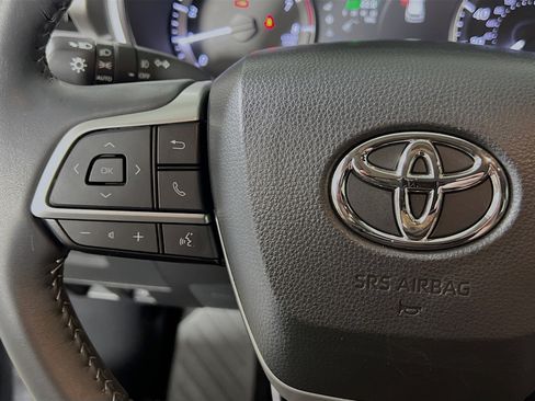 Used 2024 Toyota Highlander XLE FWD image 19