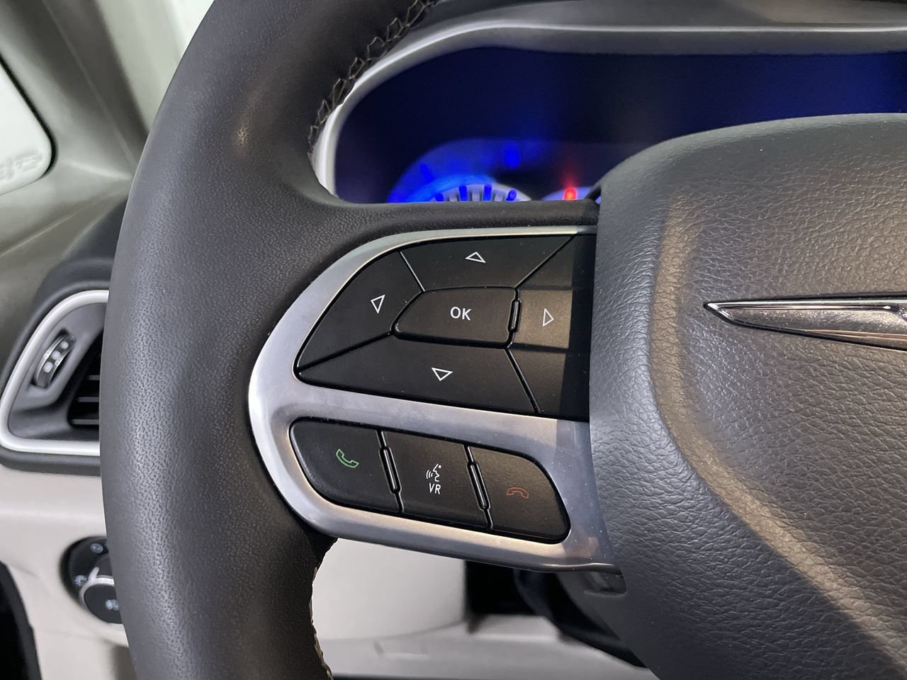 Used 2023 Chrysler Pacifica Touring-L FWD image 27