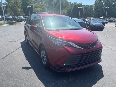 Used 2023 Toyota Sienna LE AWD/4WD image 4