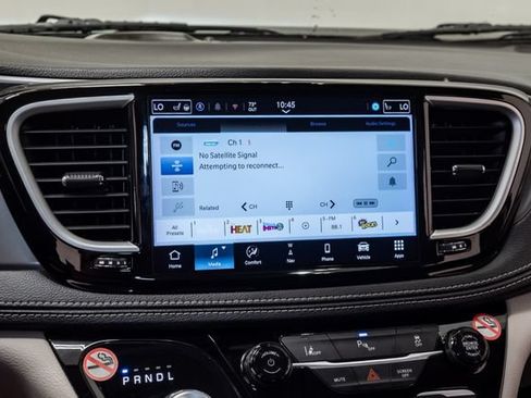 Used 2024 Chrysler Pacifica Limited FWD image 17