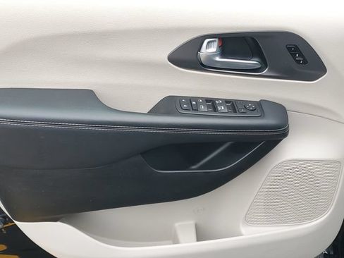 Used 2024 Chrysler Pacifica Touring-L FWD image 15